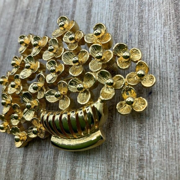 Monet Vintage Bouquet Flower Basket Gold Tone Brooch Pin - Picture 7 of 8